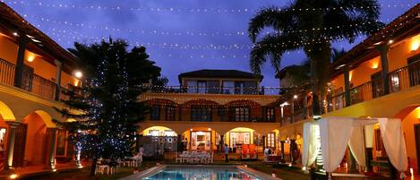 施設の正面 (日没後)