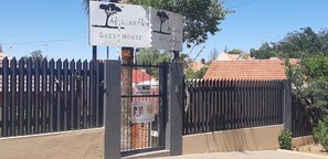 Property entrance - African Sky Guesthouse (Windhoek)
