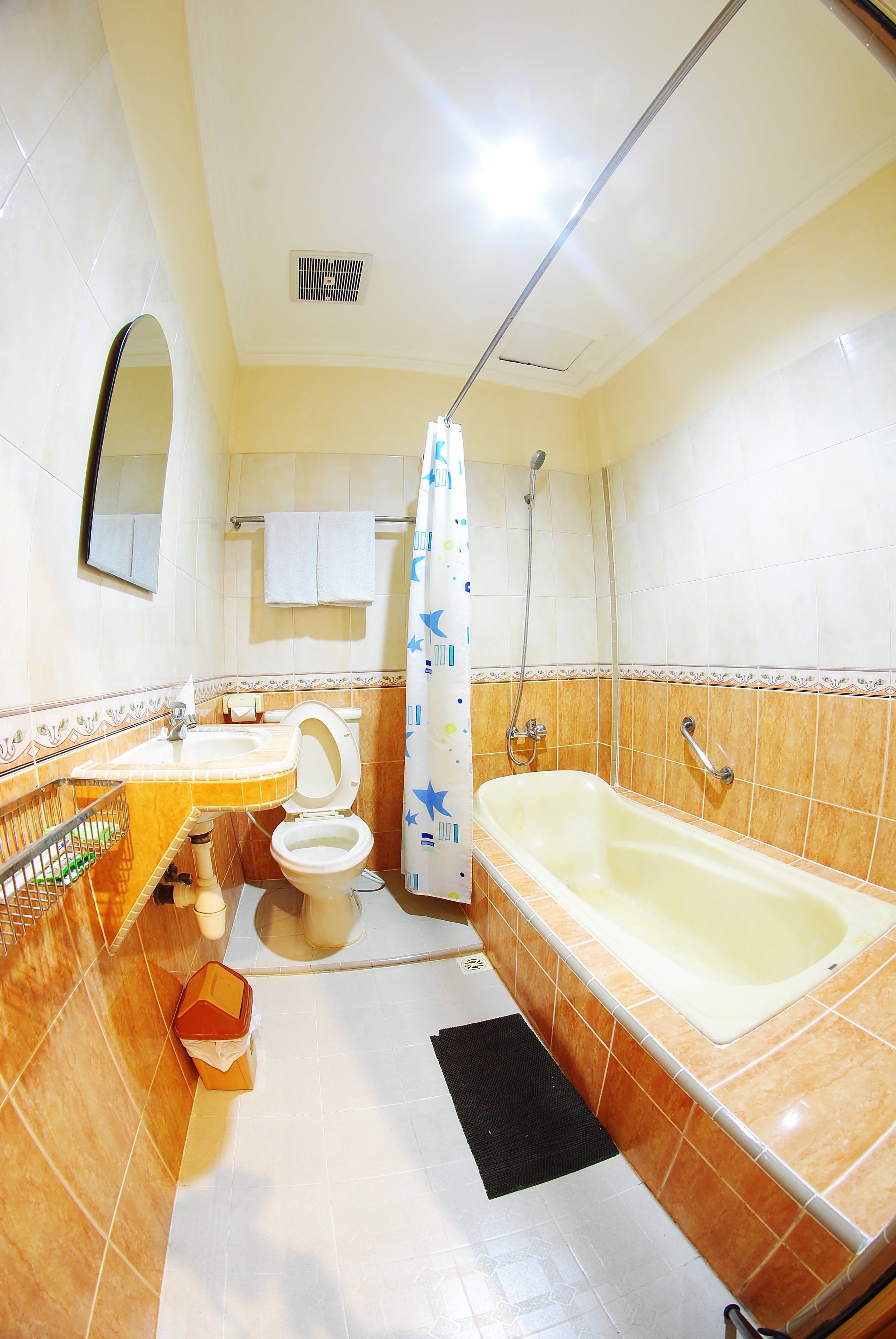 deluxe room, 1 double bed | bathroom | towels