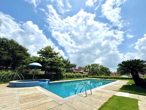Indoor pool, outdoor pool - Hotel Sadhana Executive (Dapoli)
