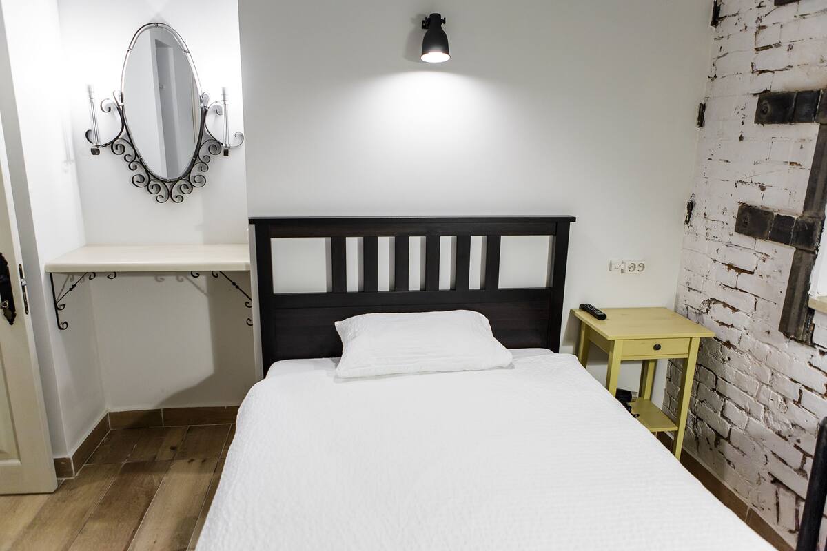 Standard Single Room | Peti besi dalam bilik, seterika/papan seterika, Wi-fi percuma