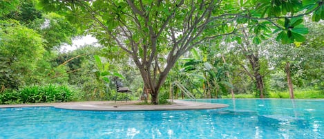 Una piscina al aire libre