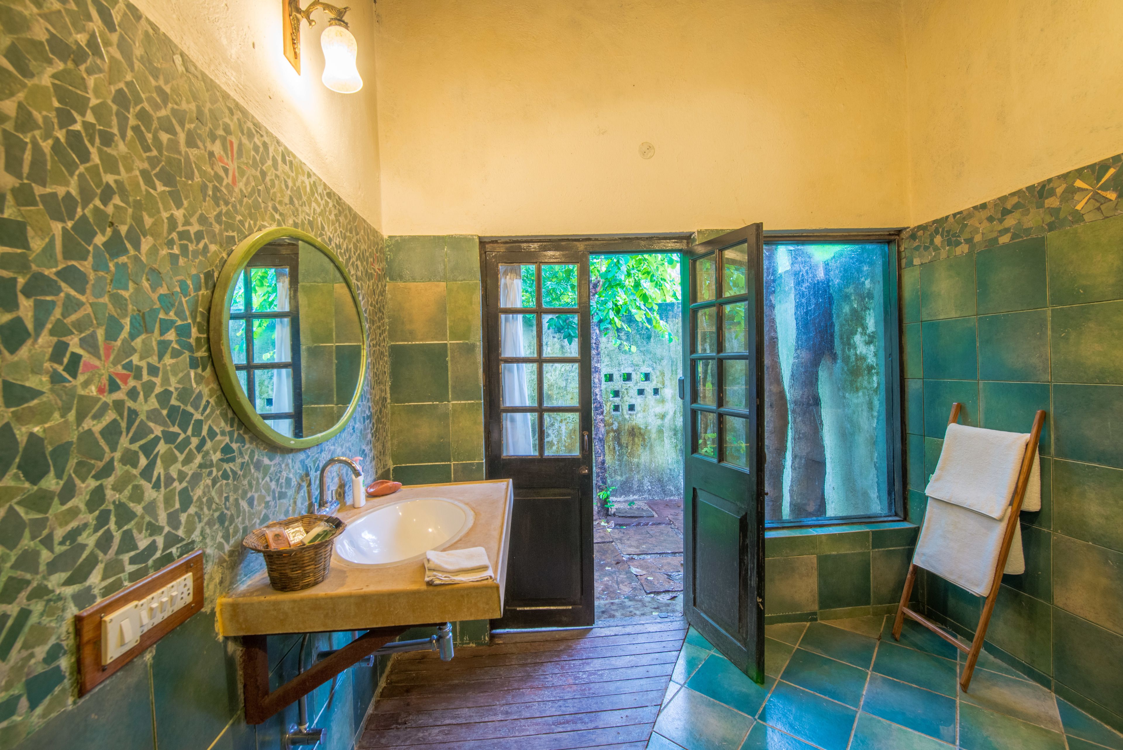 Deluxe Room | Bathroom | Shower, rainfall showerhead, free toiletries