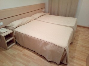 Quarto casal | Cofres nos quartos, escrivaninha, cortinas blackout