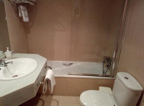 Hårføner, bidé og håndklær