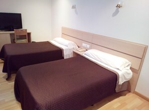 双人房 | 客房内保险箱、办公桌、遮光窗帘、隔音