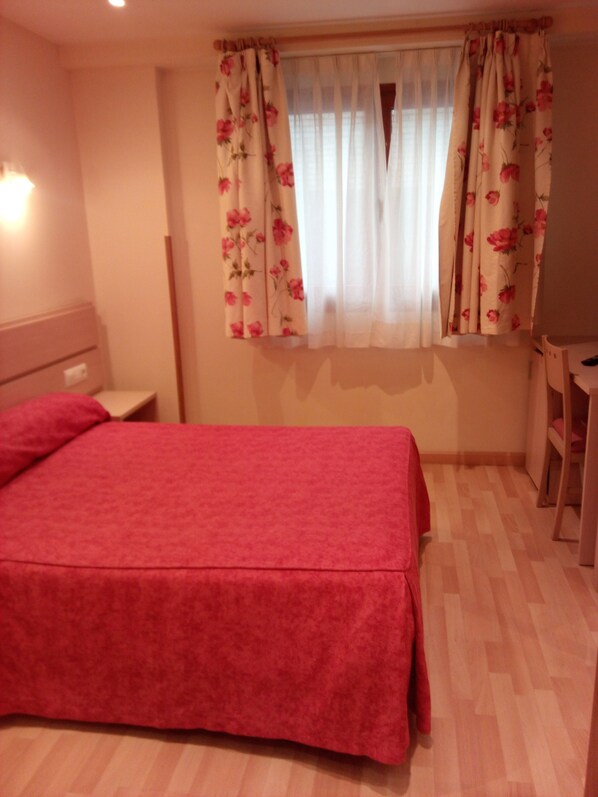 Dobbeltrom | Safe på rommet, skrivebord, blendingsgardiner og lydisolert