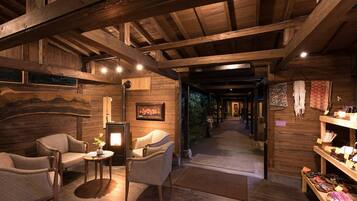 Lobby lounge