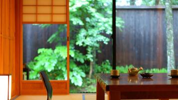 Habitación tradicional con 2 camas individuales (Japanese Style with Shared Bathroom) | Caja de seguridad en la habitación, wifi gratis y ropa de cama