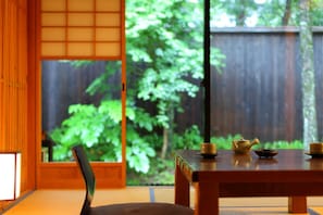 Habitación tradicional con 2 camas individuales (Japanese Style with Shared Bathroom) | Caja fuerte, wifi gratis, ropa de cama