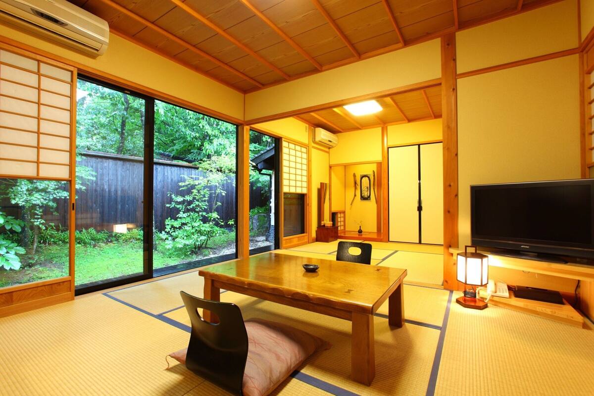 Japanese-Style Twin Room with Open-Air Bath | In-room safe, WiFi (free), bed sheets