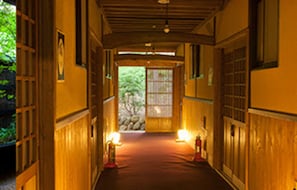 Habitación tradicional (Japanese Style with Shared Bathroom) | Servicio de la habitación