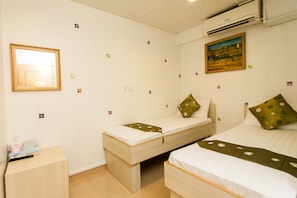 Triple Room | Free WiFi, bed sheets, wheelchair access - KG Garden Guest House (Kowloon)