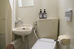 Combined shower/bathtub, free toiletries, hair dryer, slippers