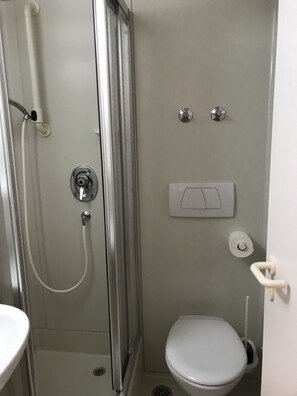Shower, free toiletries, towels