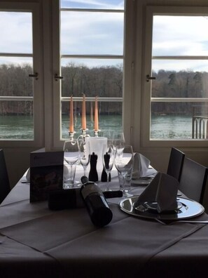 تقديم الغداء والعشاء، الأطباق العالمية