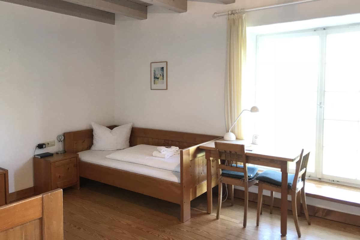 Quarto casal ou duplo | Escrivaninha, berços grátis, Wi-Fi de cortesia, roupa de cama