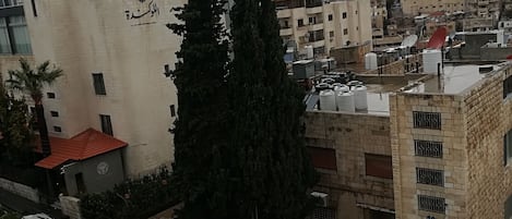 Un hotel de diseño moderno, con un letrero llamativo y un gran árbol en la entrada.