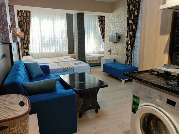 Căn hộ dành cho gia đình | Minibar, khu vực làm việc phù hợp cho laptop, phòng cách âm 