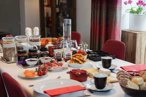 Café da manhã continental todos os dias (EUR 30 por pessoa) 