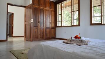 Habitación doble Deluxe, baño privado | Caja de seguridad en la habitación, camas extra y ropa de cama