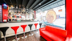Bar (on property) - Roar Inn Patong (Patong)