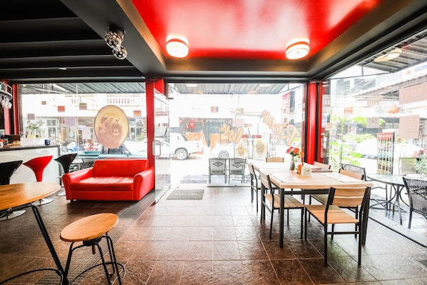 Lobby sitting area - Roar Inn Patong (Patong)