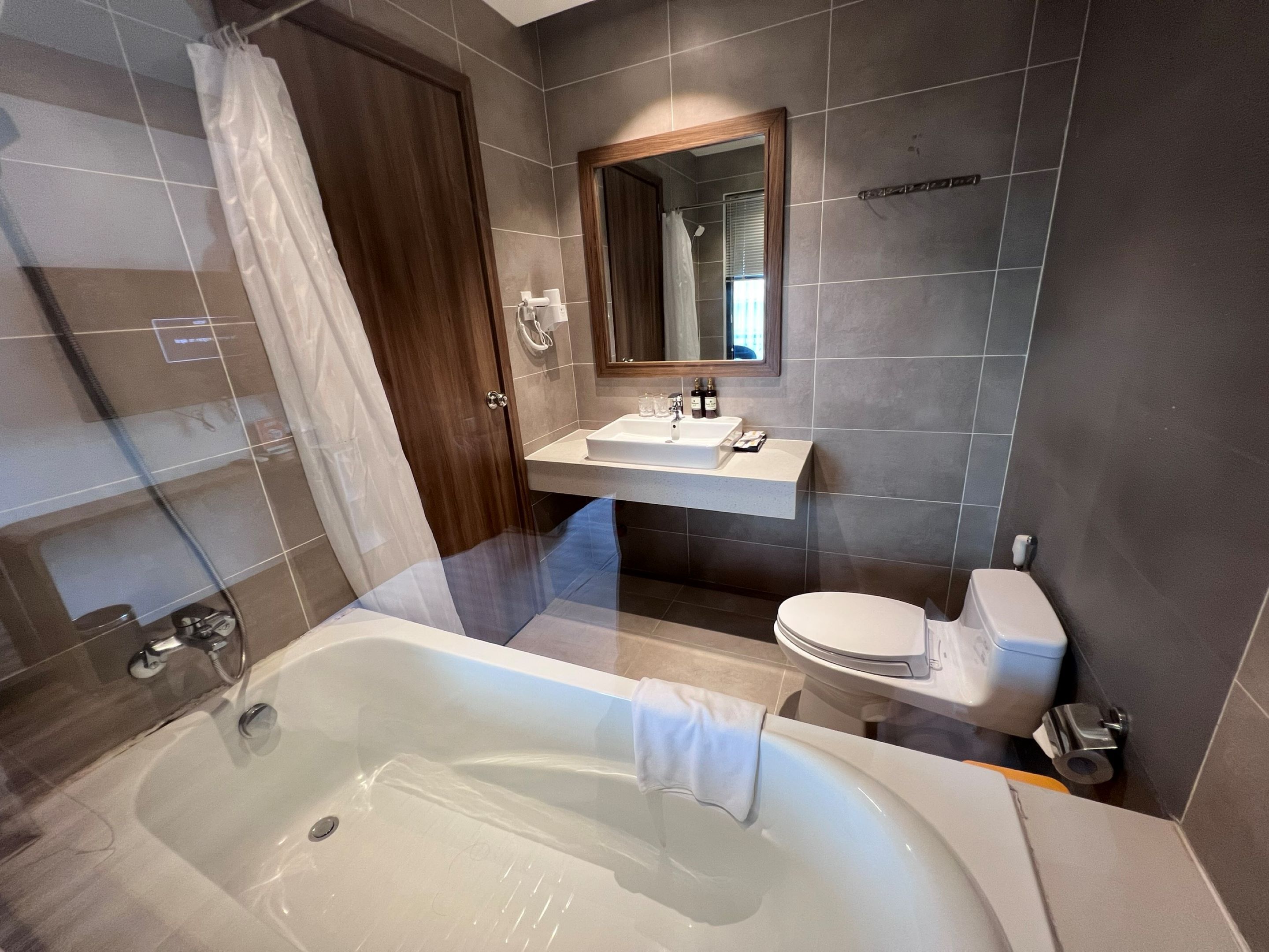 Articles de toilette gratuits, sèche-cheveux, chaussons