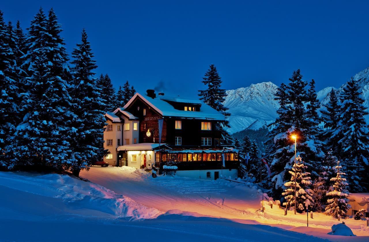 Fachada de la propiedad por la tarde o noche