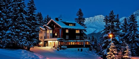 ด้านหน้าที่พัก - ตอนเย็น/กลางคืน