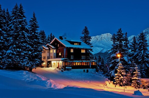 Fachada de la propiedad por la tarde o noche