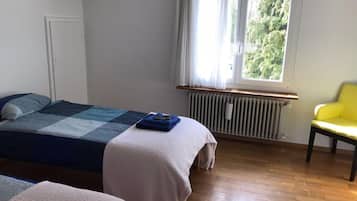 1 quarto, cofres nos quartos, escrivaninha