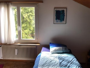 1 soveværelse, pengeskab på værelset, skrivebord, strygejern/strygebræt