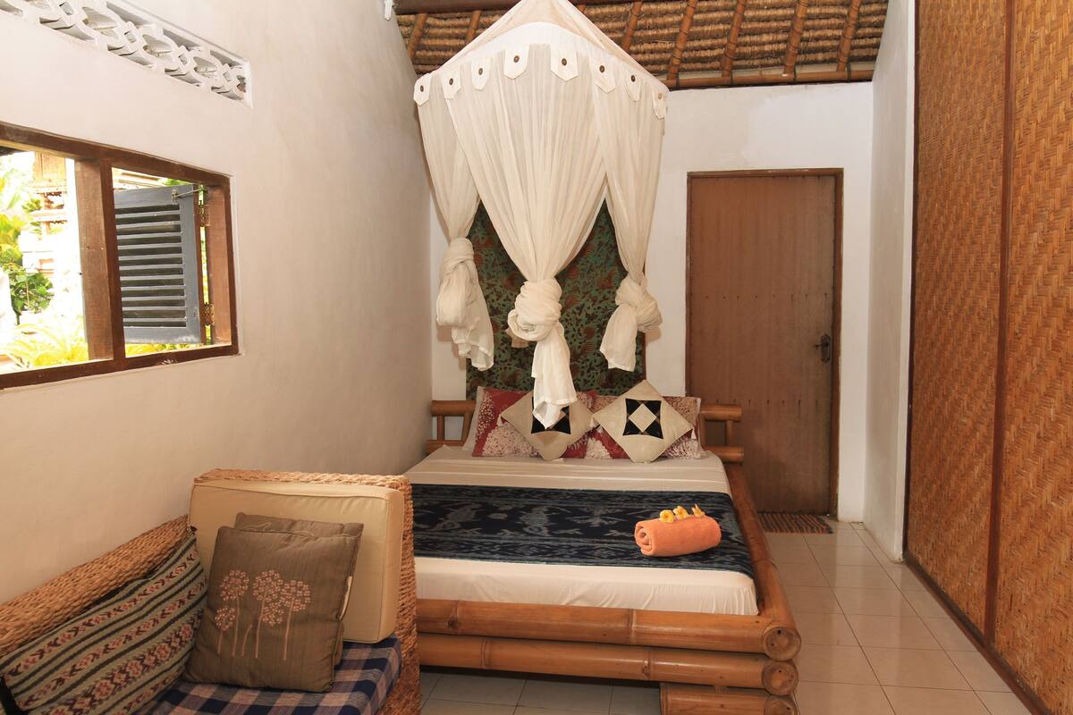 Double Room (Share Bathroom) | Desk, rollaway beds, free WiFi