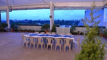 2 restaurants, breakfast, lunch, dinner served; Indian cuisine