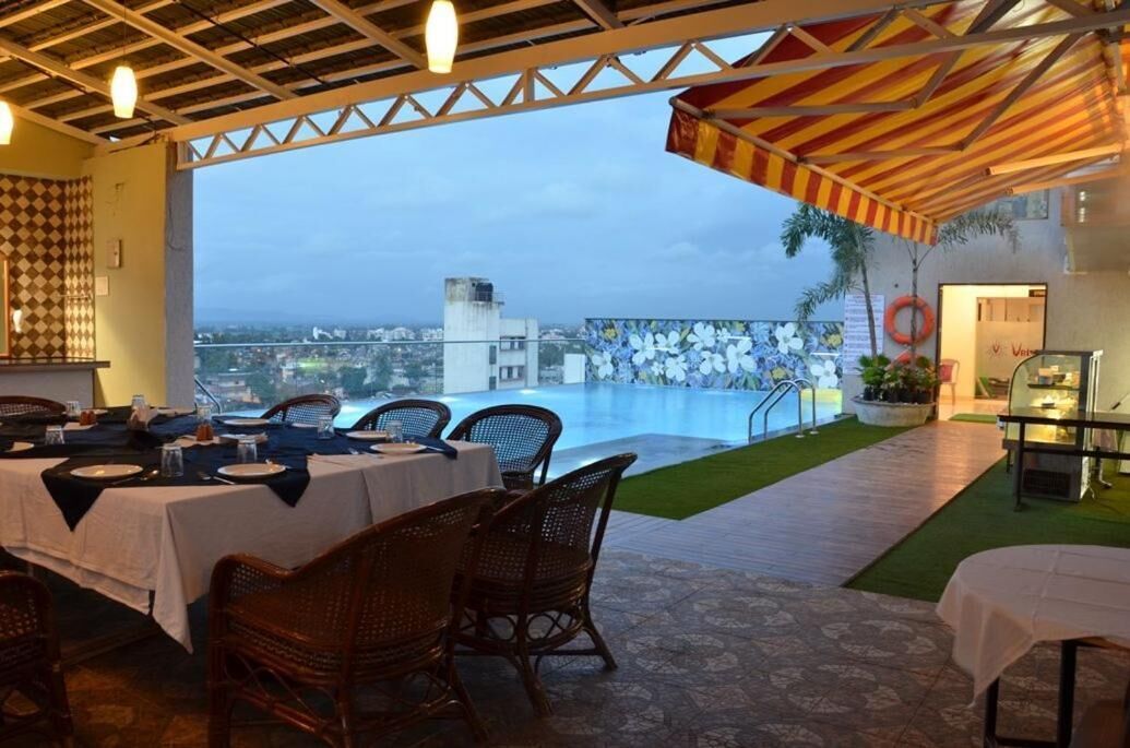 2 restaurants, breakfast, lunch, dinner served; Indian cuisine 