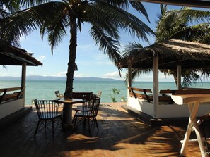 Outdoor dining - La Casa Tropicana by Cospace (Ko Pha-ngan)