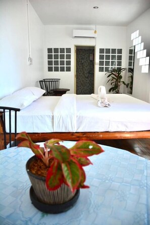 Kamar Double Comfort | Brankas, ruang kerja ramah laptop, Wi-Fi gratis, dan seprai linen