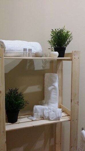 Quarto triplo, vista para a cidade | Comodidades do banheiro | Chuveiro, chuveiro com efeito de chuva, produtos de toalete grátis 
