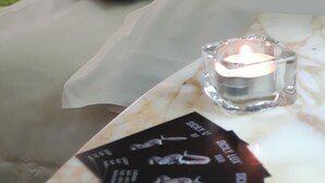 خزنة داخل الغرفة ومكتب وتجهيزات عازلة للصوت ومكواة/لوح كي