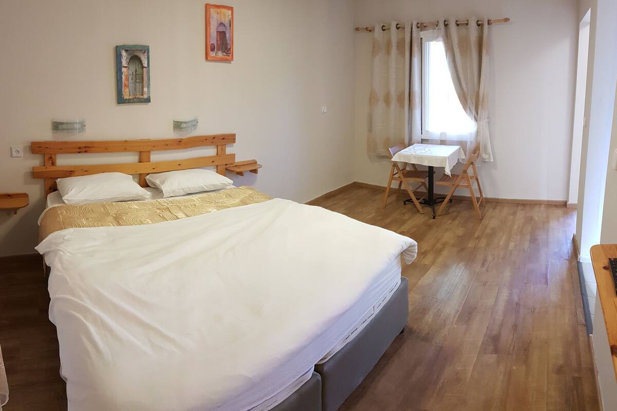 Blackout drapes, rollaway beds (surcharge), bed sheets