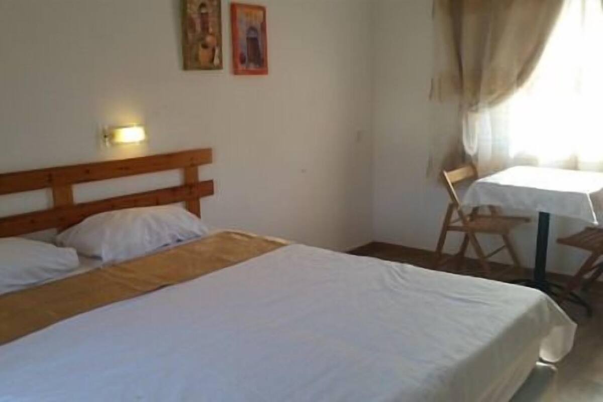 Blackout drapes, rollaway beds (surcharge), bed sheets