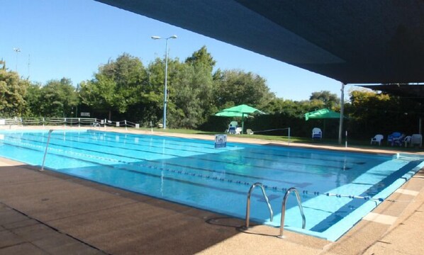 Piscina externa, guarda-sóis, espreguiçadeiras