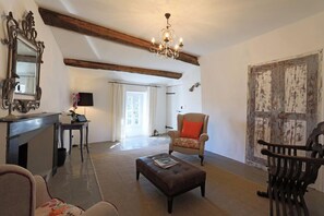 Suite (lunas) | Living room | Tablet - Chateau d'Olmet Guesthouse (Olmet-et-Villecun)