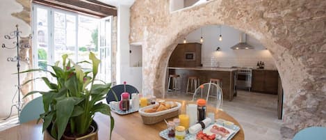 Free daily continental breakfast