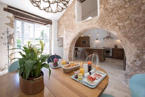Free daily continental breakfast - Chateau d'Olmet Guesthouse (Olmet-et-Villecun)