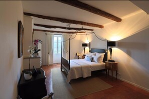 Premium bedding, pillow-top beds, individually decorated - Chateau d'Olmet Guesthouse (Olmet-et-Villecun)