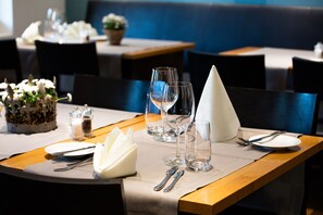 Se sirven desayunos, comidas, cenas y cocina local e internacional