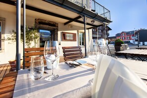 Se sirven desayunos, almuerzos, cenas y cocina local e internacional 