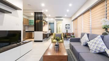 Penthouse Suite | Living area | 28-inch flat-screen TV with digital channels, TV, Netflix